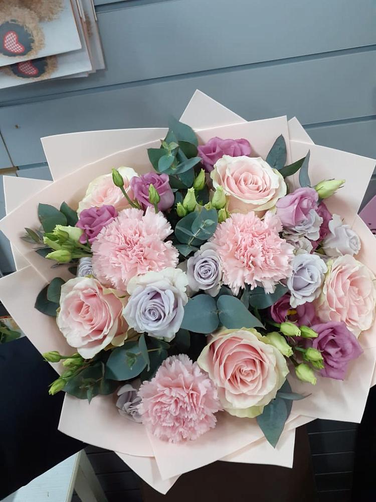 Букет цветов из: Розы, Гвоздики и Лизиантусы в Мурыгино